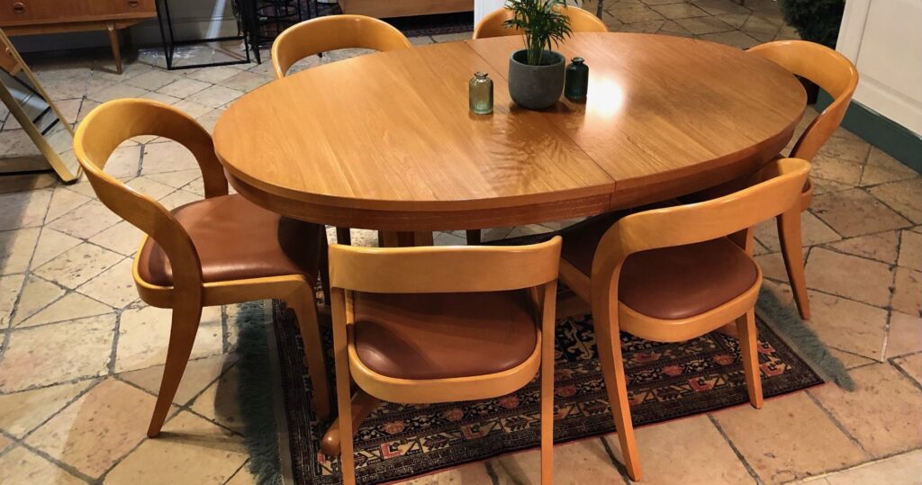 associer des chaises Baumann à une table