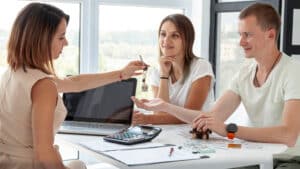 Acheter un bien : comment l’agence immobilière vous accompagne de A à Z ?