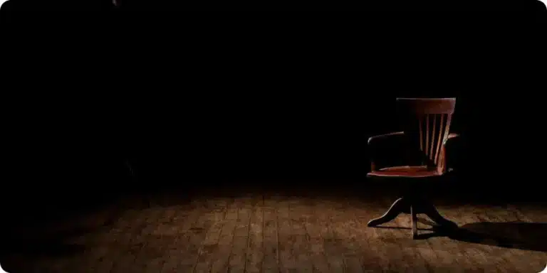 fauteuil en bois vintage mis en valeur sous un éclairage de studio