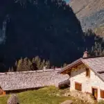 chalet avec structure bois visible, contexte montagne, pas de luxe moderne
