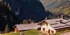 chalet avec structure bois visible, contexte montagne, pas de luxe moderne