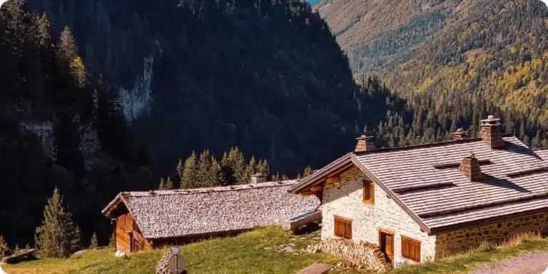 chalet avec structure bois visible, contexte montagne, pas de luxe moderne