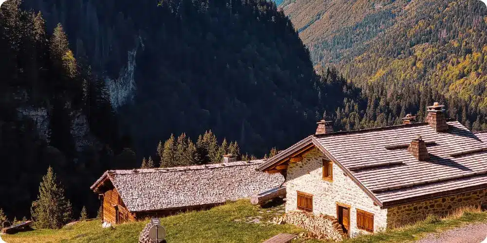 chalet avec structure bois visible, contexte montagne, pas de luxe moderne