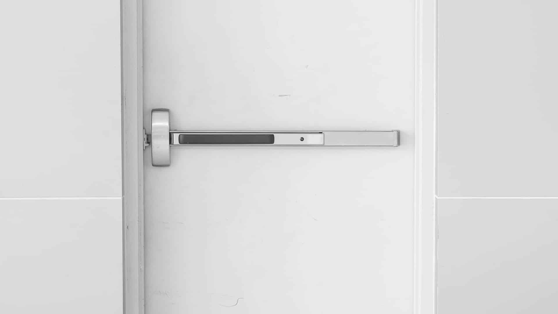 Porte d’issue de secours sur-mesure : tout ce qu'il faut savoir avant de la commander