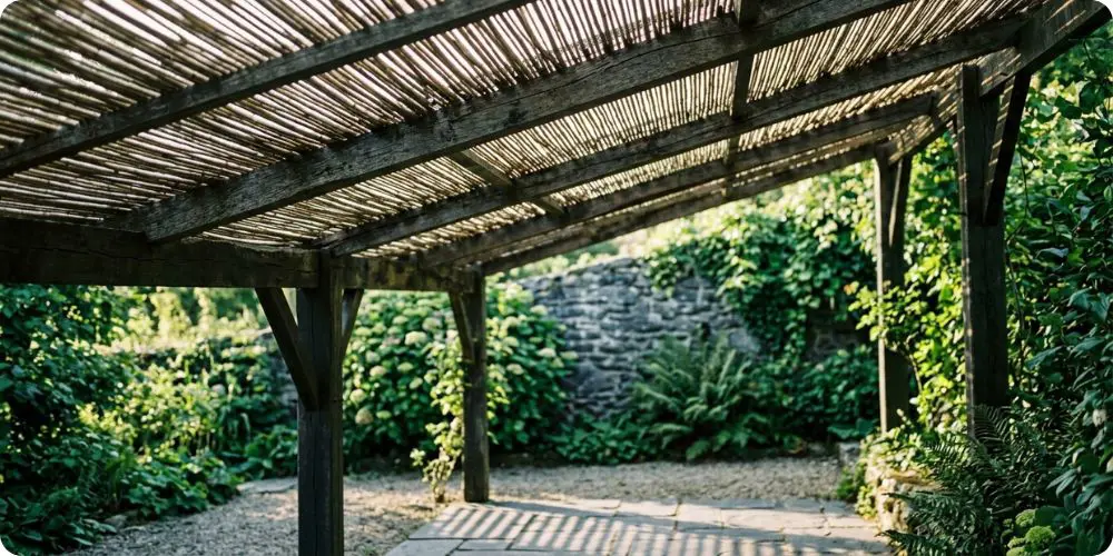 Canisse étanche posée en pente sur pergola bois dans un jardin