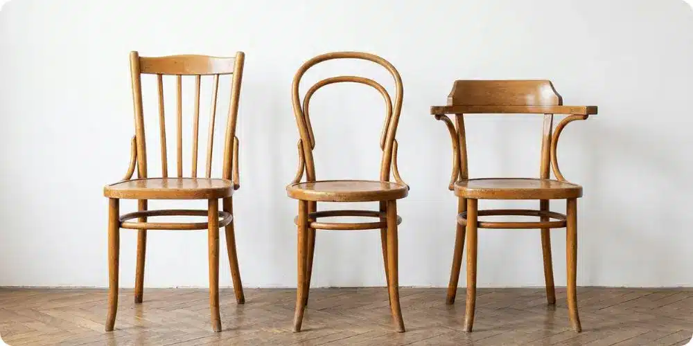 Trois chaises bistrot anciennes en bois courbé de styles différents, côte à côte