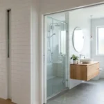 Baie+vitrée+à+galandage+grande+ouverte+sur+salle+de+bain