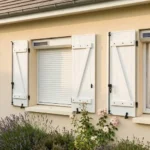 Panneau solaire de volet roulant orienté sud sur façade