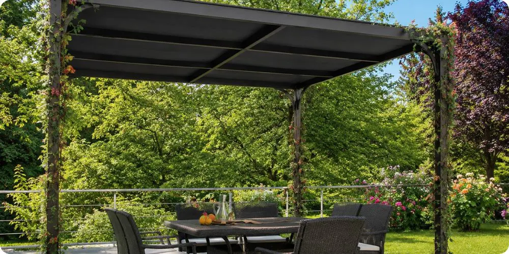 Pose d'une bâche EPDM noire sur structure de pergola pour étanchéité
