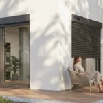 Volet roulant solaire aluminium installé sur fenêtre de maison moderne