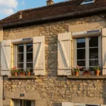 Volet+roulant+solaire+installé+sur+façade+de+maison