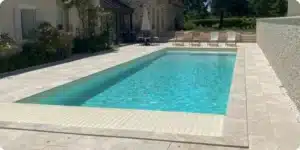 margelles de piscine harmonisées avec sa terrasse