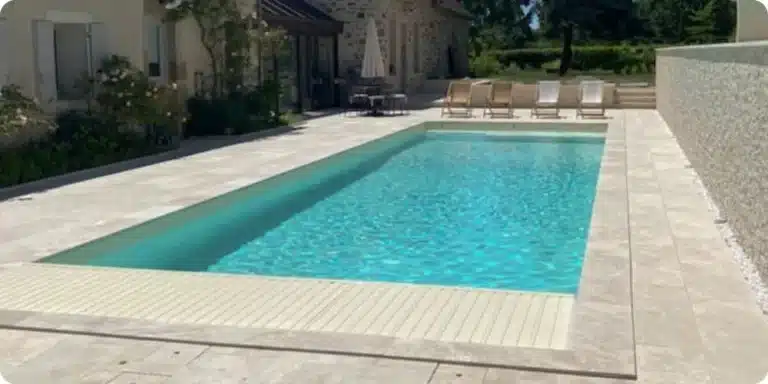 margelles de piscine harmonisées avec sa terrasse