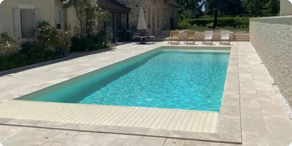 margelles de piscine harmonisées avec sa terrasse