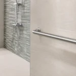 Barre d'appui en inox installée dans une douche à l'italienne moderne