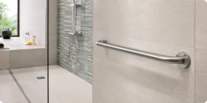 Barre d'appui en inox installée dans une douche à l'italienne moderne