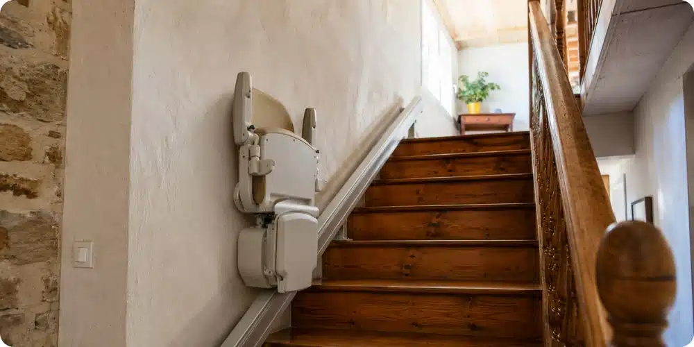 Monte-escalier installé sur un escalier en bois dans une maison ancienne