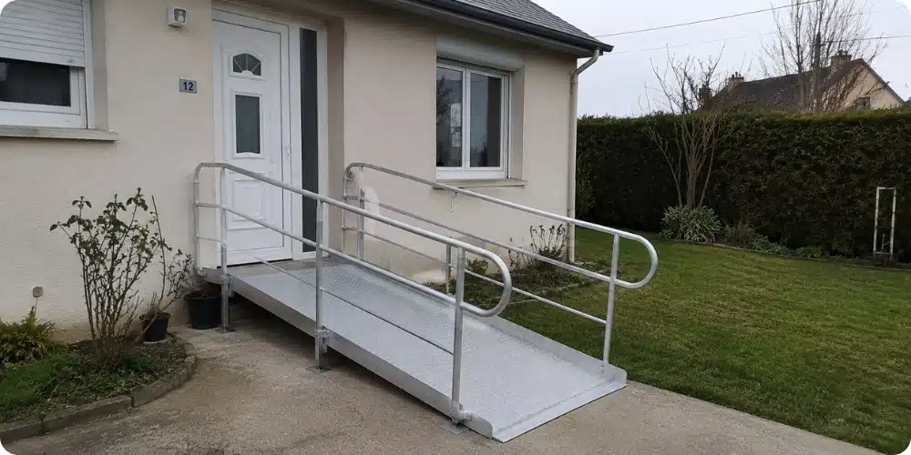 Rampe d'accès en aluminium installée devant l'entrée d'une maison de plain-pied