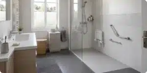 Salle de bain adaptée pour senior avec douche de plain-pied, barres d'appui et sol antidérapant