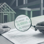 Mains examinant un contrat de construction avec une loupe, avec une maquette de maison en arrière-plan.