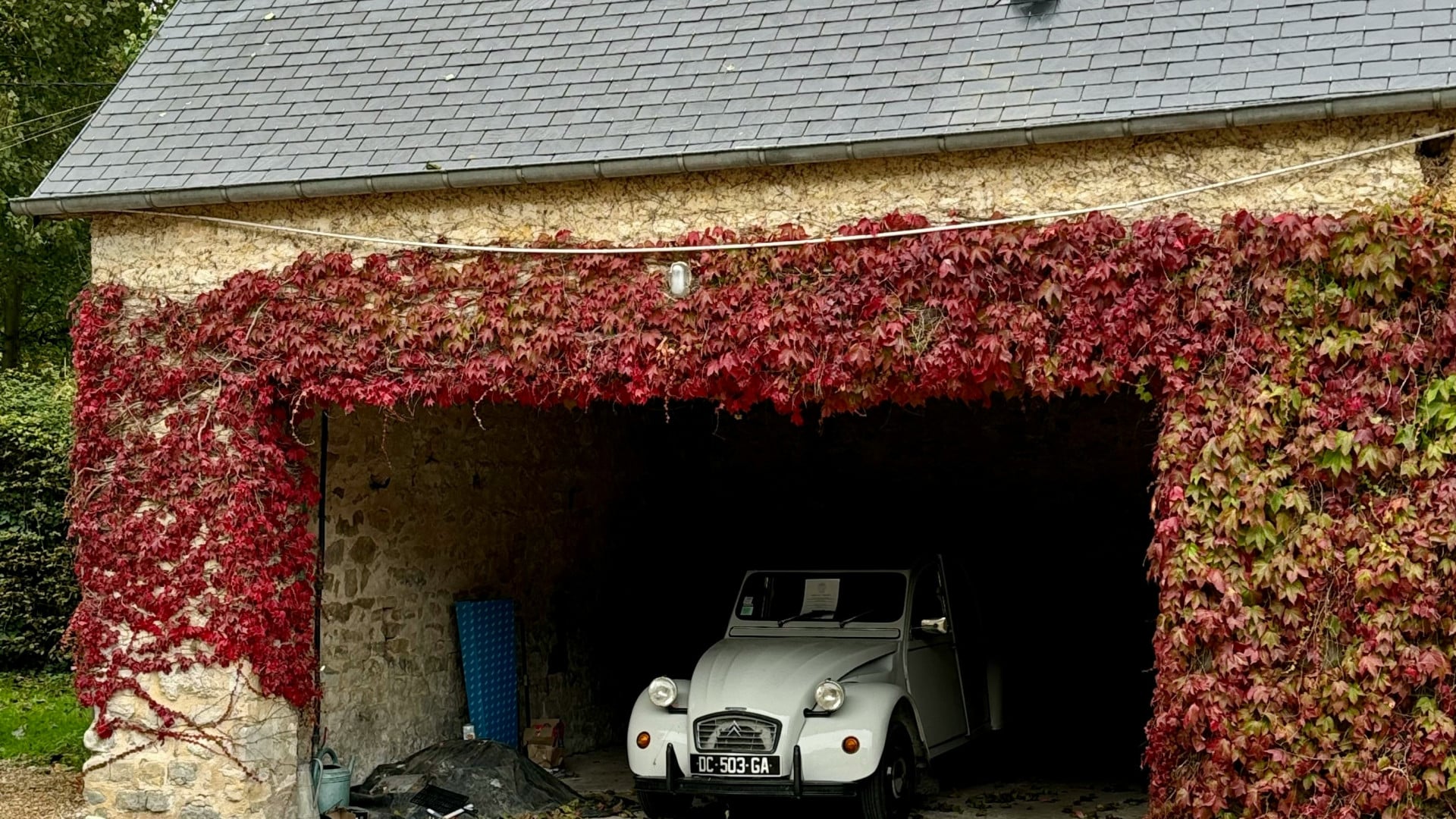 Comment installer une porte de garage sectionnelle en bois ?