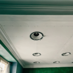 Plafond de séjour en rénovation avec spots LED encastrés alignés sur une trame régulière