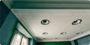 Plafond de séjour en rénovation avec spots LED encastrés alignés sur une trame régulière