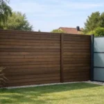 Clôture-occultante-en-bois-installée-en-limite-de-propriété-d_un-jardin