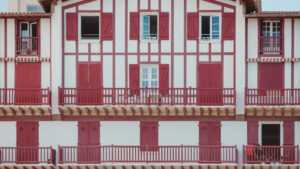 Comment louer son bien immobilier à Hendaye sans gérer les contraintes au quotidien ?