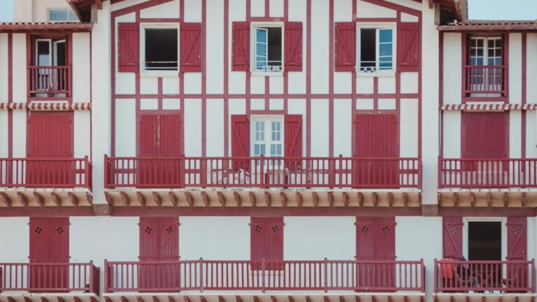 Comment louer son bien immobilier à Hendaye sans gérer les contraintes au quotidien ?