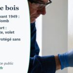 Décapant en gel appliqué sur une porte en bois moulurée pour enlever la vieille peinture