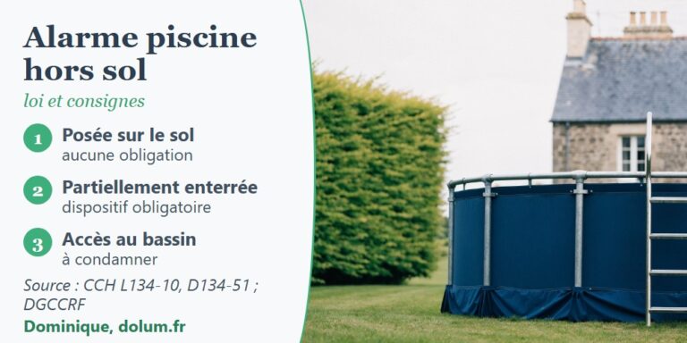 Piscine hors sol ronde avec son échelle dans un jardin, et panneau des règles de sécurité qui s'appliquent au bassin