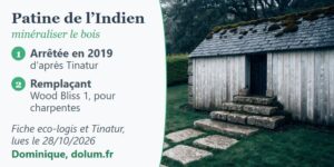 Abri de jardin au bardage de bois clair et grisé, à côté d’un panneau sur la Patine de l’Indien et son remplaçant