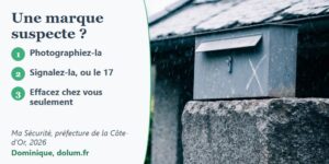 Croix tracée à la craie sur une boîte aux lettres de maison et panneau de Dominique sur les signes de cambriolage