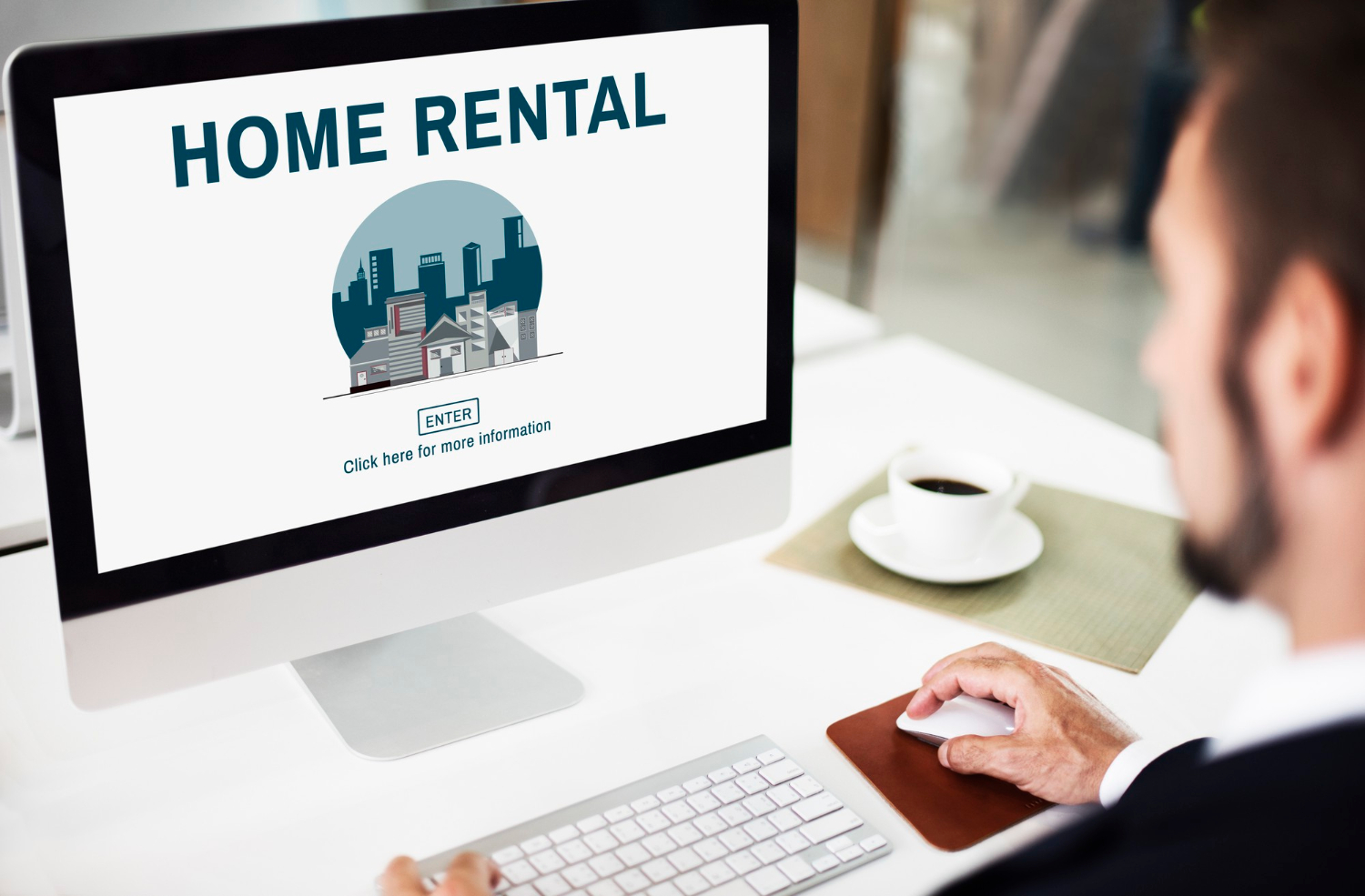 Un professionnel gère la location de biens immobiliers